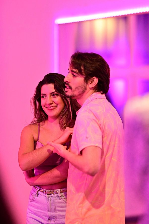 Paar tanzt Bachata gemeinsam bei FluxDance Frankfurt
