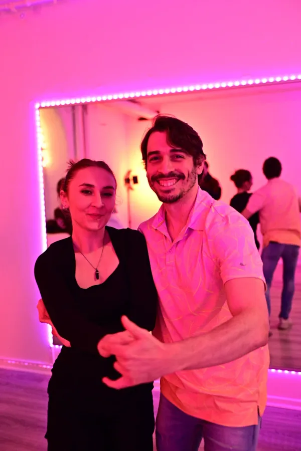 Tanzpartner lächeln beim FluxDance Community Event in Frankfurt